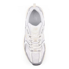 530 - Silver metallic with beige